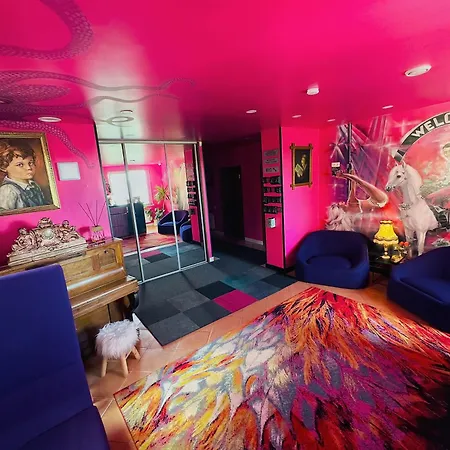 Hotel Very Bad Hootel